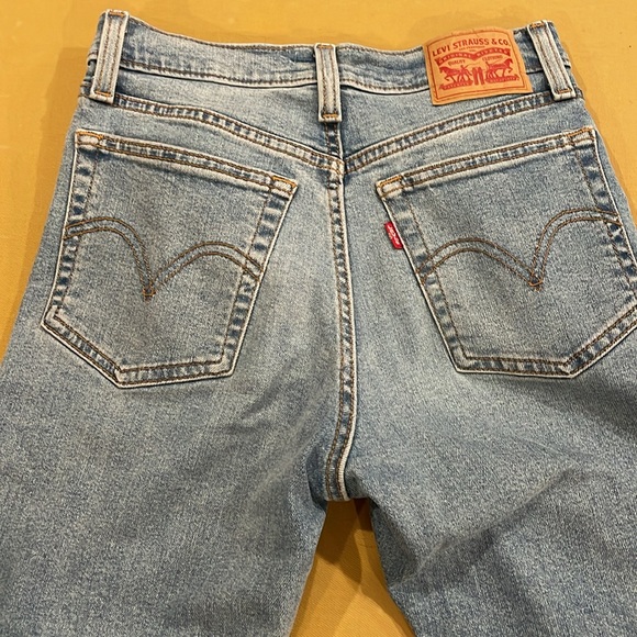 Levi's Women's High-Rise Wedgie Straight Cropped Jeans, Size 26 - Picture 5 of 7